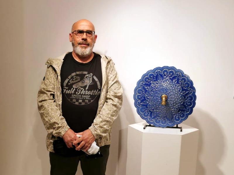 Pepe Gálvez con su obra premiada